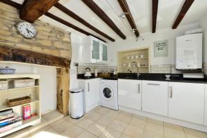 A kitchen or kitchenette at Kemble Cottage