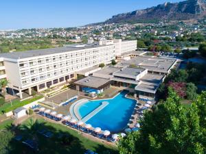 widok z powietrza na hotel z basenem w obiekcie MClub Lipari w mieście Sciacca