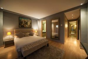 Un dormitorio con una cama grande y un espejo grande. en Villa Loubane, en Marrakech 16 fotos más