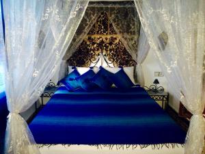 A bed or beds in a room at Dar Hafsa