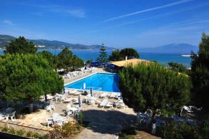 O vedere a piscinei de la sau din apropiere de Valais Hotel