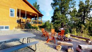 Gallery image of Long View Cabin, Breakfast Deck overlooking the Canyon! in Monticello