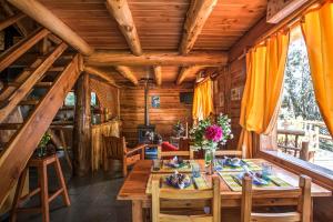 a dining room with a table in a cabin at Complejo Palo Quemado in El Hoyo
