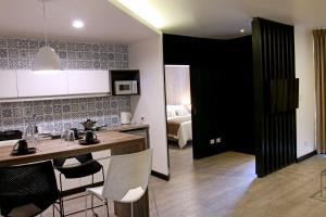 Una cocina o zona de cocina en Urban Suites Apart Hotel