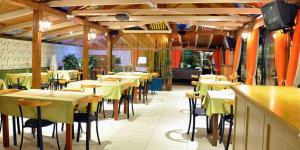A restaurant or other place to eat at Valais Hotel
