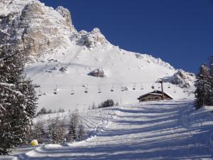 a ski lift going up a snow covered mountain at Rifugio Col de Varda in Misurina