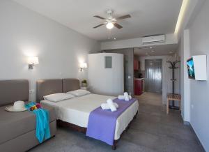 1 dormitorio con 2 camas y sofá en Locanda Barbati Luxury ApartHotel en Barbati