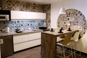 Kuchyň nebo kuchyňský kout v ubytování Urban Suites Apart Hotel