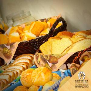 a display of different types of bread and pastries at Pousada Rancho da Ferradura in Petrópolis
