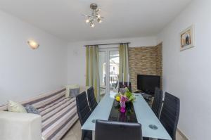 une salle à manger avec une table bleue et des chaises dans l'établissement Apartment Gaga, à Rogoznica