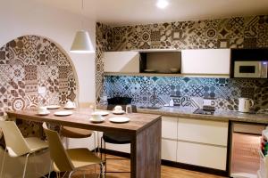 Una cocina o zona de cocina en Urban Suites Apart Hotel