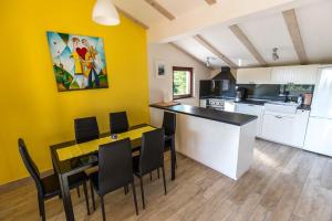 Kuchyň nebo kuchyňský kout v ubytování Holiday Home Fasana