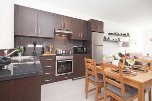 eine Küche mit einem Holztisch und einem Esszimmer in der Unterkunft Apartment Malvina in Protaras