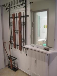 ゼーフェルト・イン・チロルにあるAntoni Apartementsのバスルーム(鏡、壁にナイフ付)