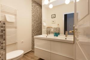 ブダペストにあるAnnie's 3 bed and 3 bathroom apartmentの洗面台、トイレ、鏡のあるバスルーム +33枚の写真