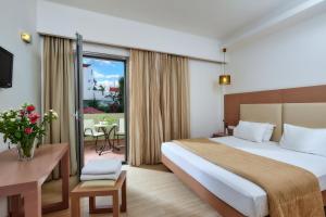 Postel nebo postele na pokoji v ubytování Panormo Beach Hotel