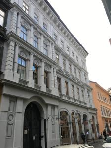 ブダペストにあるAnnie's 3 bed and 3 bathroom apartmentの通りの角にある大きな白い建物