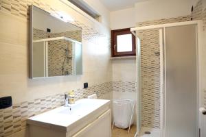 W łazience znajduje się umywalka, lustro i toaleta. w obiekcie Al Civico 49 w mieście Campobasso
