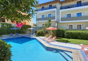 Bazén v ubytování Panormo Beach Hotel nebo v jeho okolí