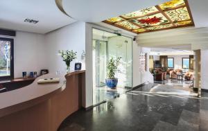 Vstupní hala nebo recepce v ubytování Panormo Beach Hotel + 25 fotografií