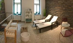 ein Wohnzimmer mit weißen Möbeln und einer Ziegelwand in der Unterkunft Schweizerhaus in Meißen