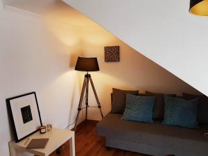 uma sala de estar com um sofá e um candeeiro em VDS Guesthouse Cosy Apartment in City Center em Lisboa