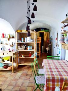 コンカ・デイ・マリーニにあるAmalfi paradiso a picco sul mareのキッチン(テーブル、椅子付)