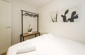 A bed or beds in a room at Atocha Museos - Barrio de las Letras