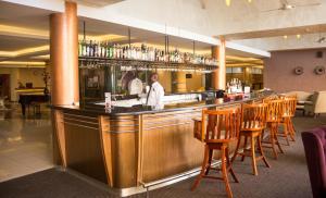Lounge oder Bar in der Unterkunft The Panari Hotel - Near Jomo Kenyatta International Airport
