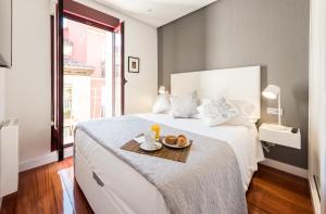 Een bed of bedden in een kamer bij Malasaña Suite by Madflats Collection
