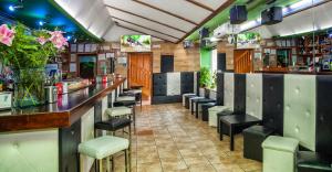 un bar con una fila de taburetes en un restaurante en Hostal Goias, en Oviedo