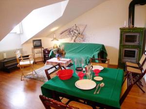 ein Wohnzimmer mit einem Tisch und einem grünen Tischtuch in der Unterkunft Villa Eleonora in Grado