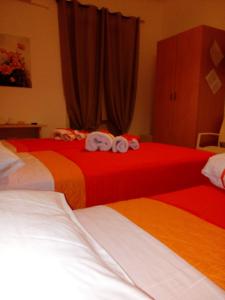 ターラントにあるB&B Ciccioのホテルルーム内のベッド2台(タオル付)