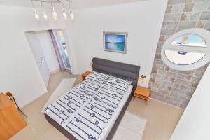 Postel nebo postele na pokoji v ubytování Rooms & Apartments Marinero + 37 fotografií
