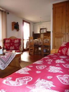 a bedroom with a bed and a dining room at Residence Sylvana in Les Deux Alpes