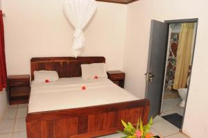Tempat tidur dalam kamar di Leybato Beach Hotel