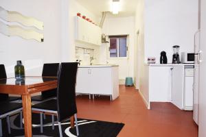 eine Küche und ein Esszimmer mit einem Tisch und Stühlen in der Unterkunft Bairro Alto Central Apartment Lisbon in Lissabon