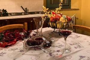 カステルヌオーヴォ・ベラルデンガにあるPodere San Simoneのワイン2杯とフルーツ1杯付きのテーブル