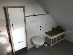 a small bathroom with a toilet and a sink at Haus "Kliffruhe" in Glowe