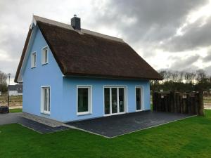 グロヴェにあるHaus "Kliffruhe"の褐色の屋根の青い家
