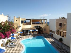 un resort con piscina e un edificio di Levante Beach Hotel a Kamari