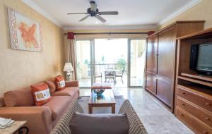 Μια τηλεόραση ή/και κέντρο ψυχαγωγίας στο Suites at Villa Del Palmar Flamingos Beach Resort and Spa