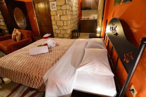 A bed or beds in a room at XENIOS ZEYS (ΞΕΝΙΟΣ ΖΕΥΣ)