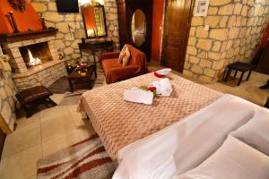 A bed or beds in a room at XENIOS ZEYS (ΞΕΝΙΟΣ ΖΕΥΣ)