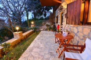 A garden outside XENIOS ZEYS (ΞΕΝΙΟΣ ΖΕΥΣ)