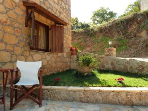 A garden outside XENIOS ZEYS (ΞΕΝΙΟΣ ΖΕΥΣ)