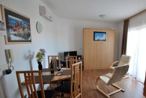 TV a/nebo společenská místnost v ubytování Nautica Apartments