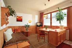 - une chambre avec un lit, un bureau et une table dans l'établissement Haus Friederike - "Apartment KaiserTor", à Ellmau