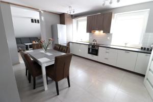 Kuchyňa alebo kuchynka v ubytovaní Apartamenty BM'Kruk