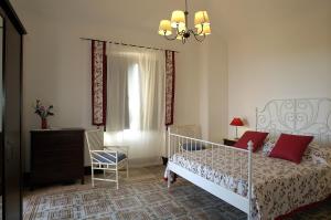 1 dormitorio con 1 cama, 1 mesa y 1 silla en Antica Dimora Benanti, en Milo